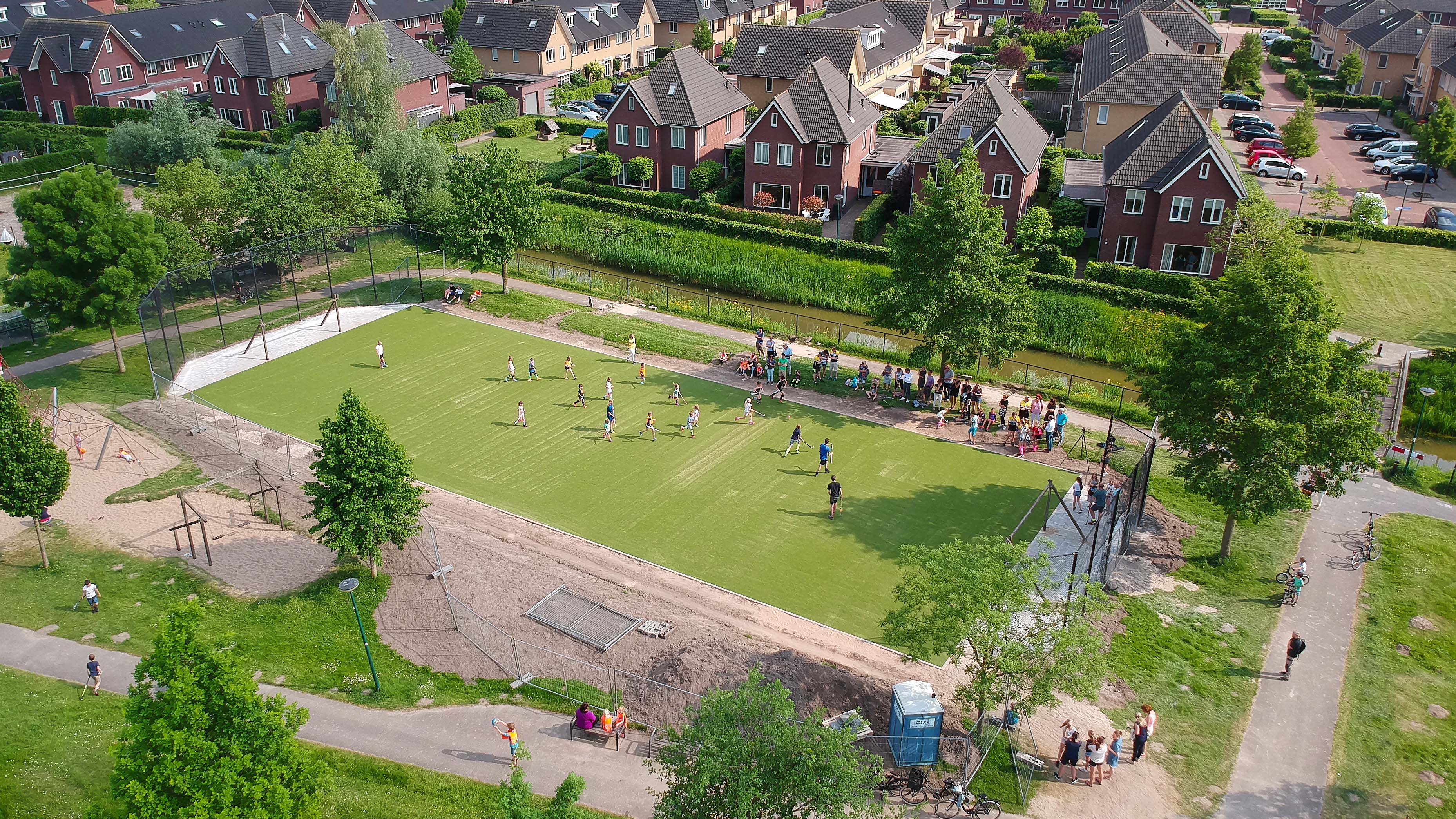 Nieuw kunstgras veldje in HoutenZuid Omroep Houten